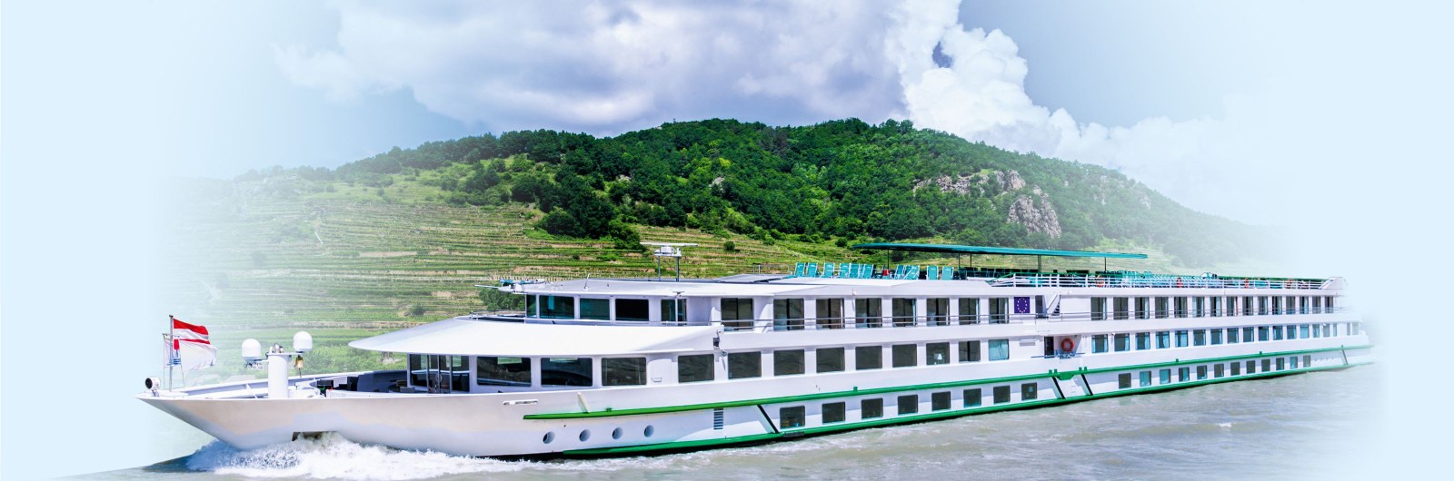 Flusskreuzfahrtschiff auf der Donau vor den Weinbergterrassen der Wachau